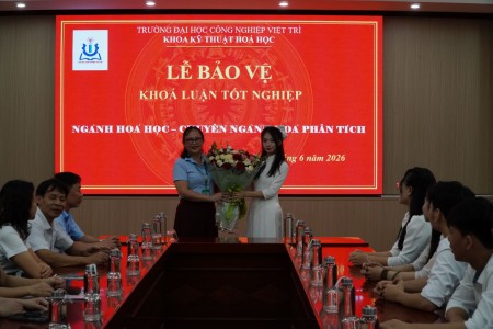Khoa Kỹ thuật Hoá học tổ chức bảo vệ khoá luận tốt nghiệp cho sinh viên lớp PT1Đ22